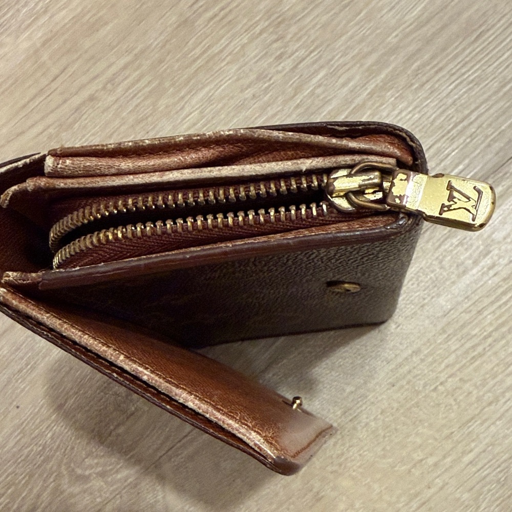 Louis Vuitton Vintage Monogram Wallet - Picture 9 of 11